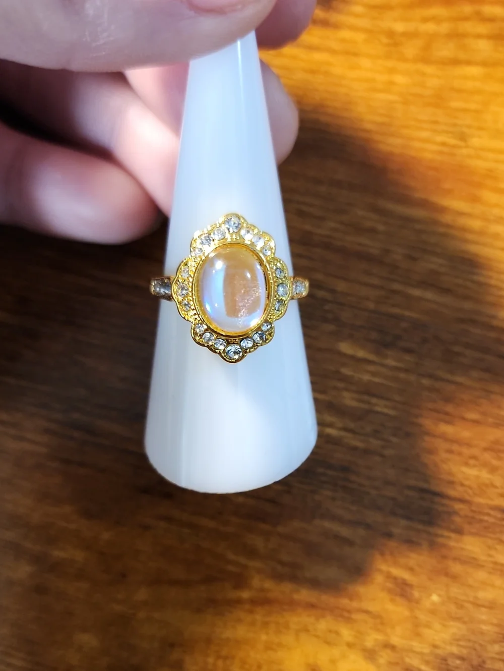New Imitation Celebrity Style Gold OpalOval Diamond Ring Simple Fashion Luminous